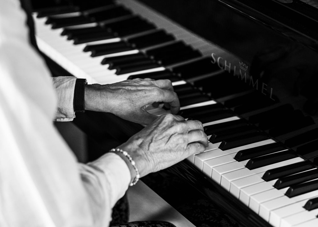Mains d’une pianiste sur le clavier
