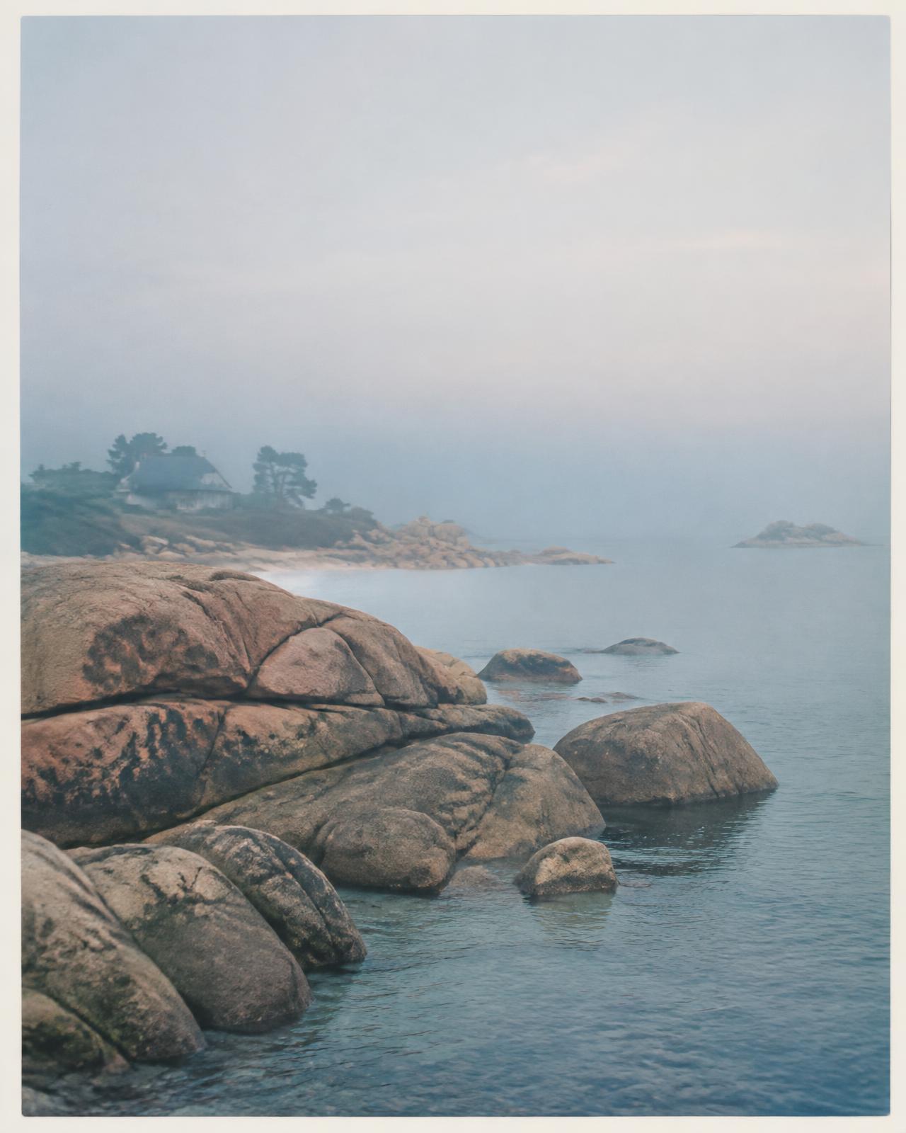 La côte de granit rose près de Paimpol dans la brume